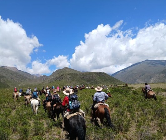 Cabalgata, vino y montañas